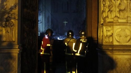 Schockierte Reaktionen auf Brand von Paris