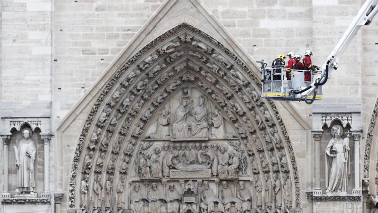Jako wierzący musimy pomóc Francuzom w przeżywaniu tej tragedii