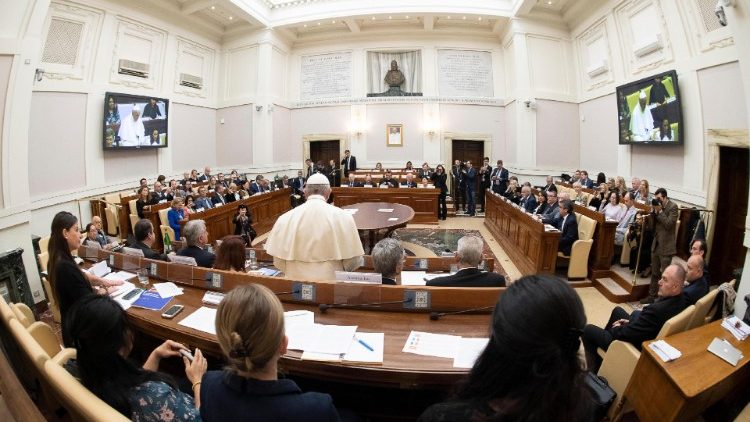Membros da Pontifícia Academia das Ciências reunidos com o Papa na Casina Pio IV, no Vaticano