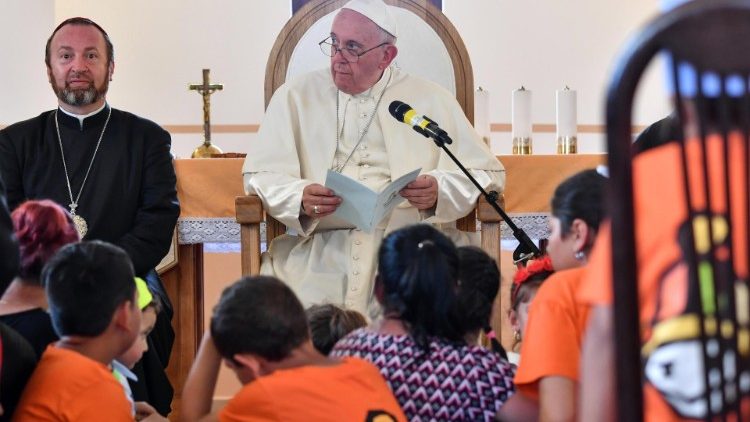 Papa com as crianças ciganas