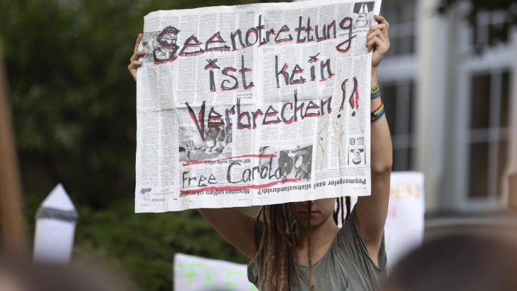 Menschen protestieren gegen die Festnahme der Kapitänin Carola Rackete