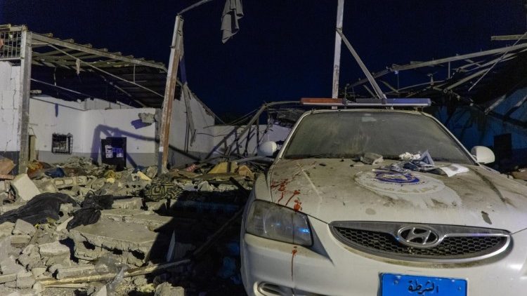 Ataque aéreo al centro de migrantes en Libia .