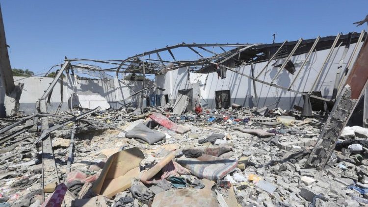 Airstrike attack detention center killedat least 53 migrants in Tripoli