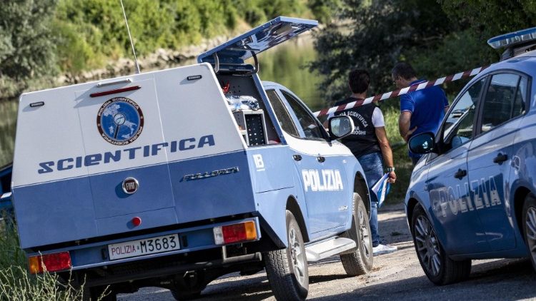 I rilievi della polizia nel punto del ritrovamento  