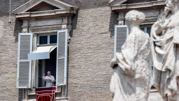 Папа падчас малітвы "Анёл Панскі"