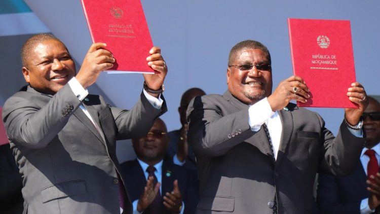 Präsident Filipe Nyusi und der Führer der Renamo-Rebellen Ossufo Momade nach Unterzeichnung des Friedensabkommens