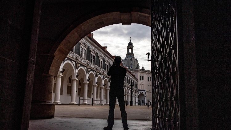Tourist an der Frauenkirche in Dresden