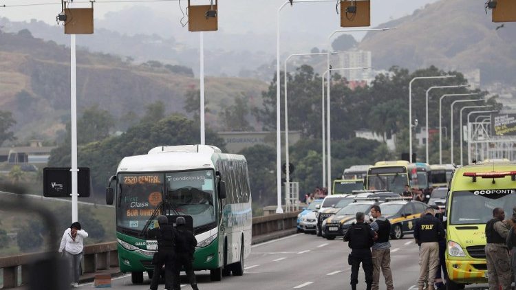 O momento em que uma refém é libertada do ônibus sequestrado