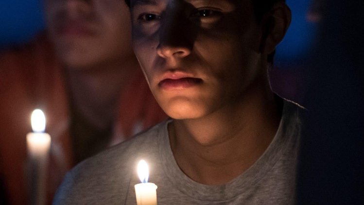 Na Casa do Migrante em Saltillo, migrantes centro-americanos rezam no aniversário do massacre de San Fernando, ocorrido em 2011 