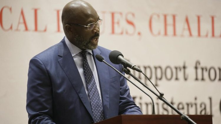 Le président du Liberia George Weah prononce un discours lors de l'ouverture du Dialogue National Économique, à Monrovia, le 4 septembre 2019