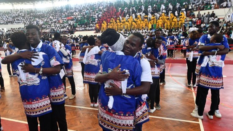 मापूतो के माक्साक्वेने स्टेडियम में विभिन्न धर्मों के युवा