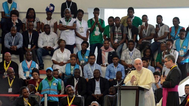 मोजाम्बिक के युवाओं के साथ संत पापा फ्रांसिस