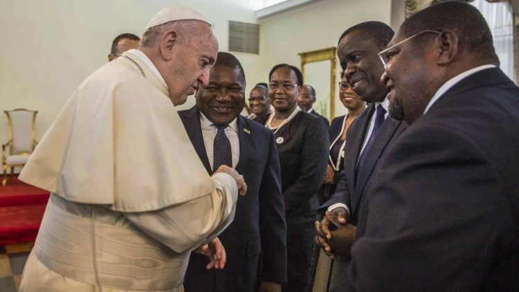 मोज़ाम्बिक के राजनेताओं के साथ सन्त पापा फ्राँसिस