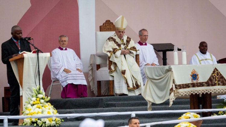 Bei der Messe in Mosambik