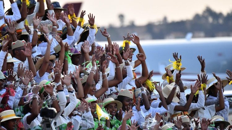 Des jeunes lors de la cérémonie d'ouverture à Antananarivo, à l'arrivée du Pape - le 6 septembre 2019