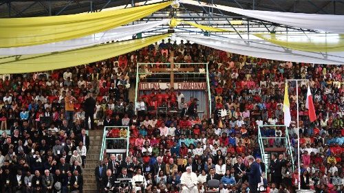 Vidéo: Les mots du père Pedro et de Fanny au Pape François