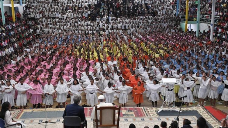 "O momento mais emocionante de toda a viagem foi, sem dúvida, o encontro com as oito mil crianças de Akamasoa"