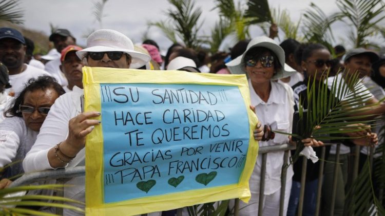 À Port-Louis à Maurice, la foule attendant le Pape François, le 9 septembre 2019. 