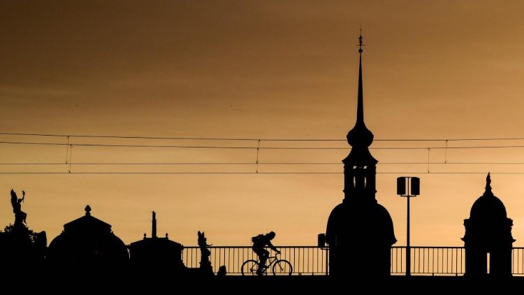 Brücke, Himmel, Kirchturm abends