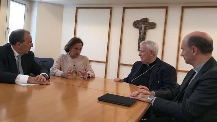 Il prefetto di Bari, il ministro dell’Interno  Lamorgese, il cardinale Gualtiero Bassetti e mons. Stefano Russo, rispettivamente Presidente e Segretario Generale della CEI