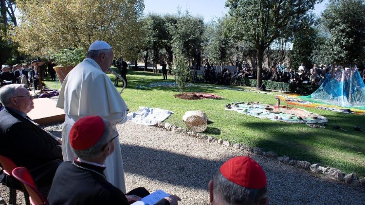 वाटिकन उद्यान में असीसी का पौधे लगाते संत पापा फ्राँसिस