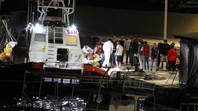 Operazioni di sbarco di sopravvissuti a naufragio