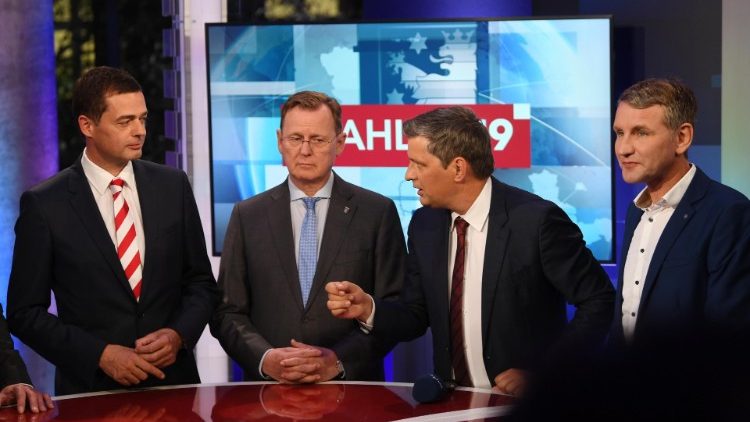 Die Spitzenkandidaten Mike Mohring (CDU), Bodo Ramelow (Linke) und Björn Höcke (AfD) am Wahlsonntag im Studio mit Moderator Christian Müller 