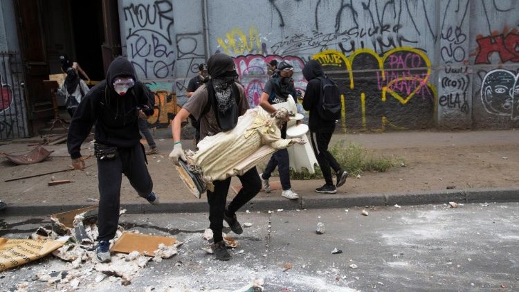 People loot a Church in Santiago, Chile