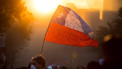 Monseñor Lorenzelli pide que Chile vuelva a su "alma más profunda", la generosidad
