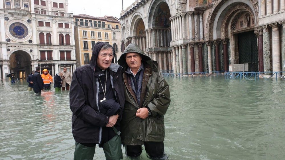 Il patriarca di Venezia Francesco Moraglia (a sinistra) con il sindaco Luigi Brugnaro davanti alla Basilica di San Marco allagata