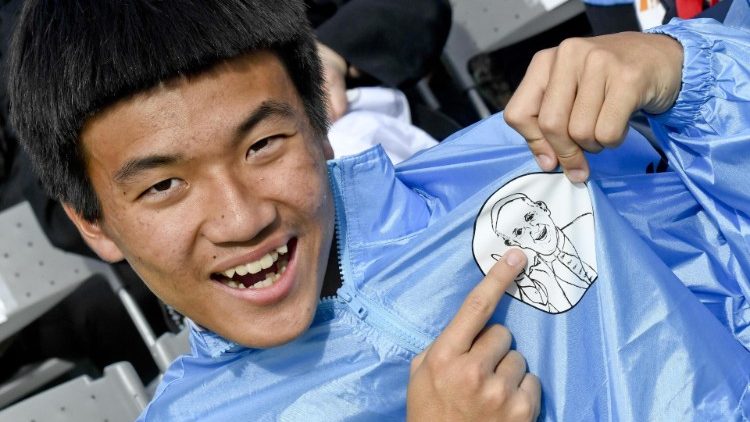 Jovem japonês na Missa em Nagasaki