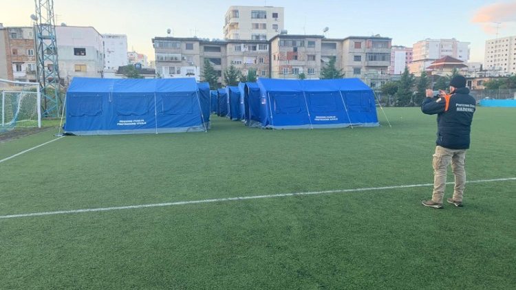 Wielu Albańczyków spędzi Boże Narodzenie w namiotach