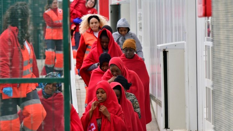 Migranti sopravvissuti a un naufragio in un centro in Spagna