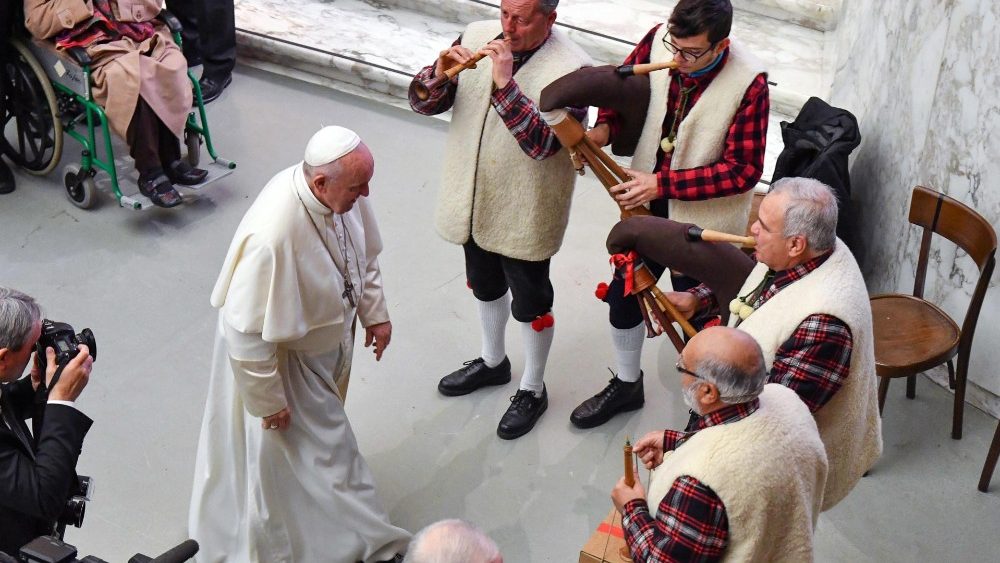 Papst Franziskus mit Musikern bei einer Generalaudienz 2019