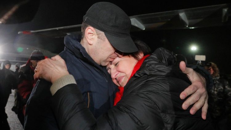 Ucraina: prigionieri riabbracciano le loro famiglie