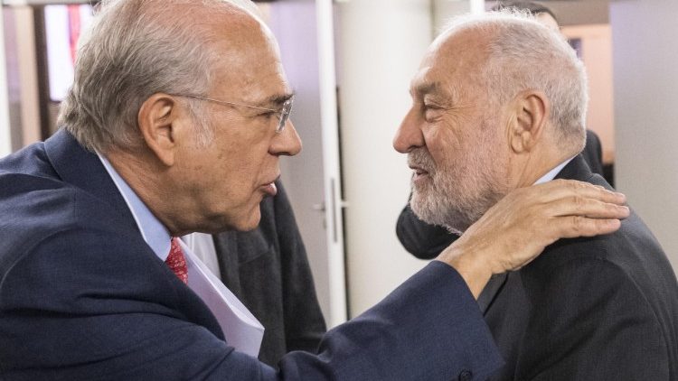 Il premio Nobel per l'economia 2001, lo statunitense Joseph Stiglitz (a destra), con Angel Gurria, segretario generale dell' Organizzazione per la cooperazione economica e lo sviluppo