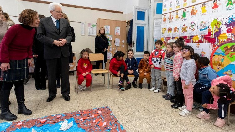 Mattarella visita a sorpresa la scuola Manin