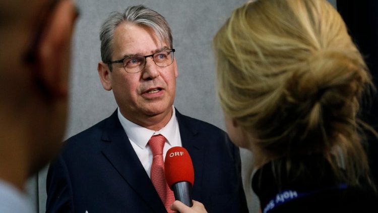 Anlässlich der Öffnung der Vatikanarchive zu Papst Pius XII. informierte  Johan Ickx, Archivar des vatikanischen Staatssekretariats, die Presse am Donnerstag im vatikanischen Presseamt