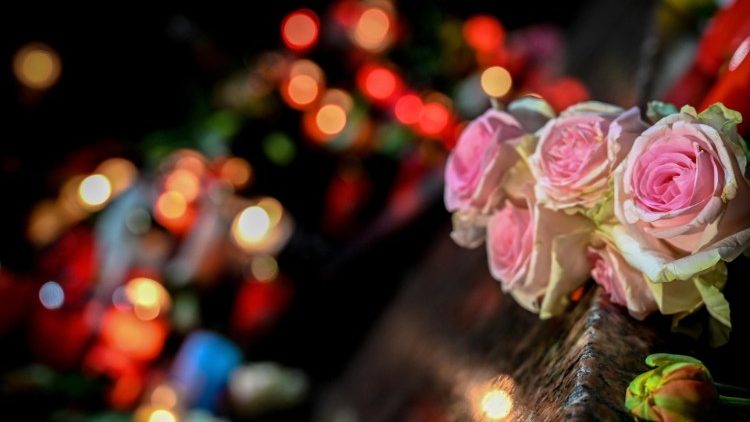 Alemã diante do Memorial  com flores e velas pelas vítimas do ataque em Hanau, próximo a Frankfurt am Main