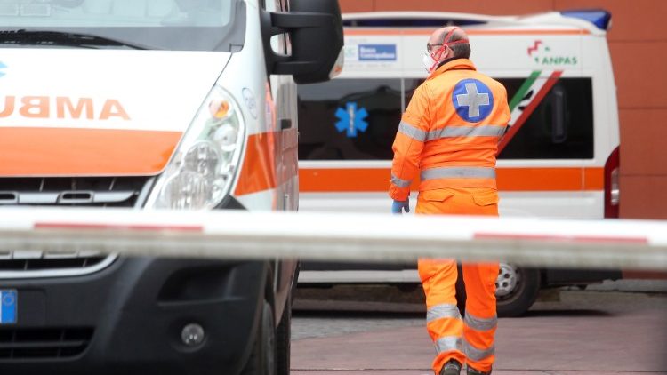 Coronavirus: un mezzo di soccorso all'ingresso dell'ospedale Maggiore di Lodi