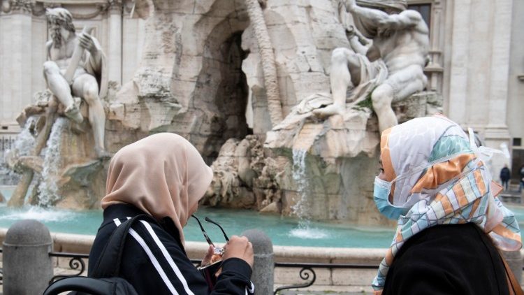 Touristen auf der römischen Piazza Navona