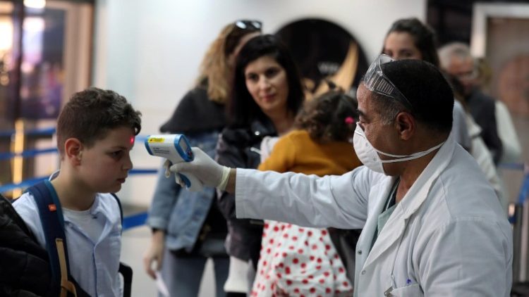 Anglia: Msze bez wiernych, kościoły otwarte