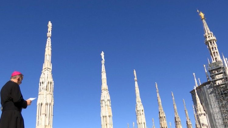 Monsignor Mario Delpini, arcivescvoco di Milano durante la preghiera per la fine della pandemia al Duomo, lo scorso 11 marzo