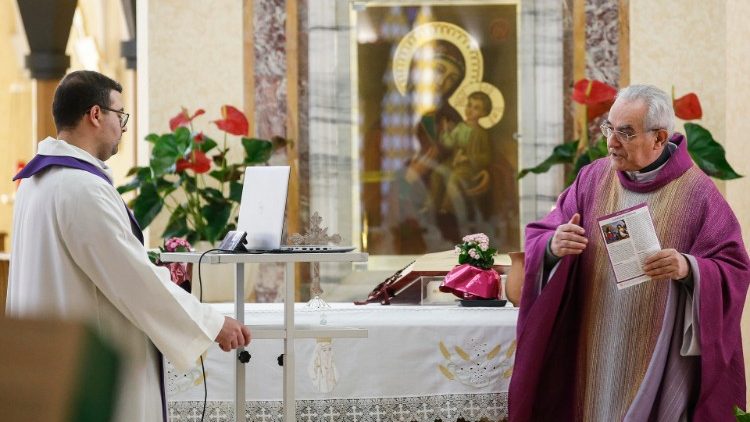 Priester bereiten eine Heilige Messe vor, die per Livestream übertragen wird