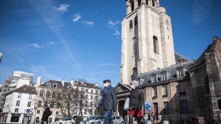 Des passants devant l'église Saint-Germain-des-Près, à Paris, le 15 mars 2020.