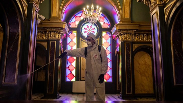 Desinfección en una iglesia