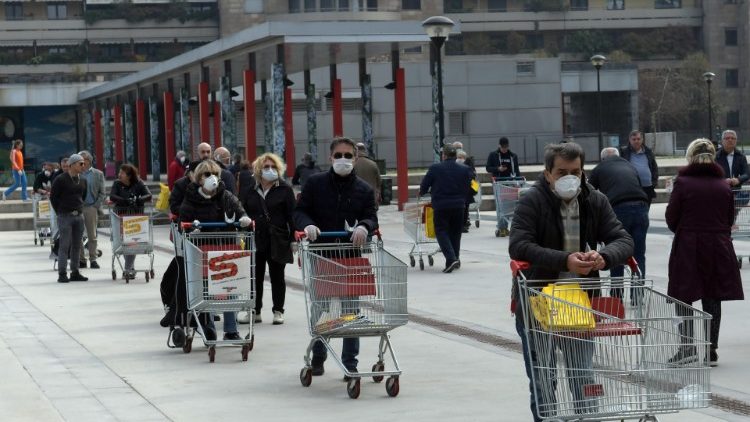 Coda all'ingresso di un supermercato nel periodo di lockdown per il Covid-19