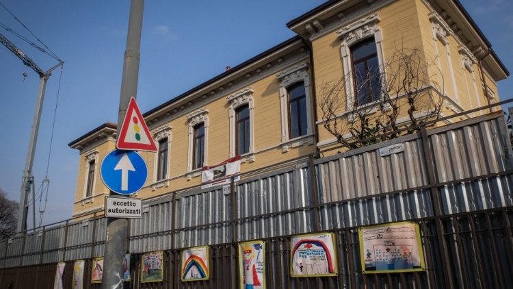  Desenhos de crianças para médicos e enfermeiros em frente ao Hospital de Milão 