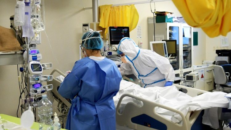 Medici assistono un malato di Covid-19