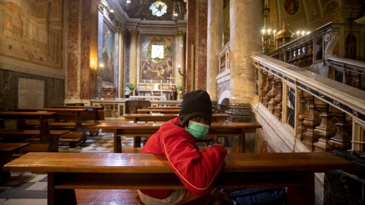 Obdachloser am Freitag in einer römischen Kirche